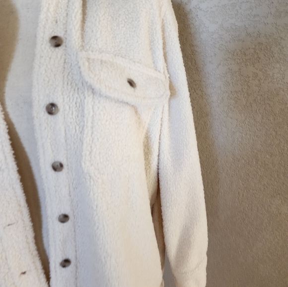 Universal Thread sherpa fluffy shaket size Medium - Picture 2 of 7